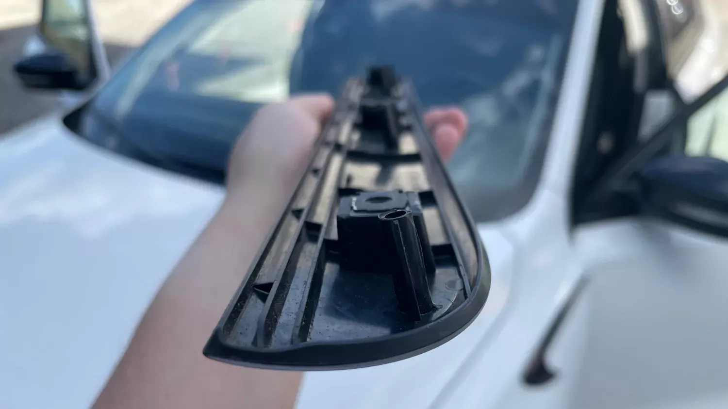 Ребра жорсткості на внутрішній стороні декоративної накладки дверей