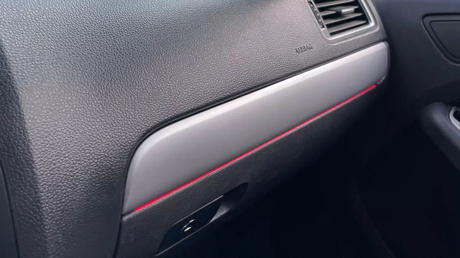 Результат накладки на бардачком - рівномірне світло