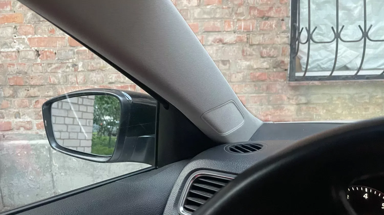 Ліва стійка з високочастотним динаміком