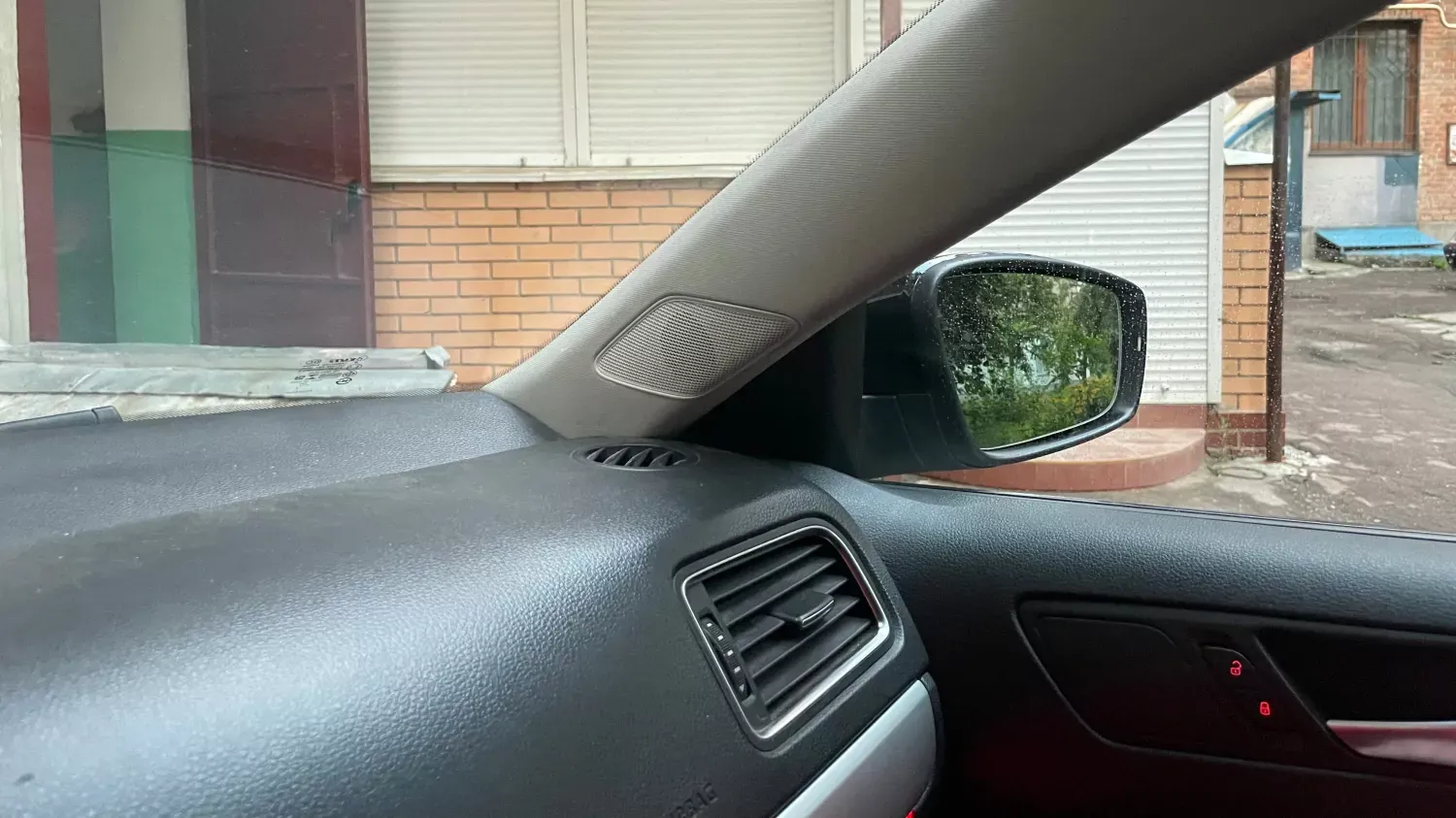 Встановлені стійки з високочастотними динаміками